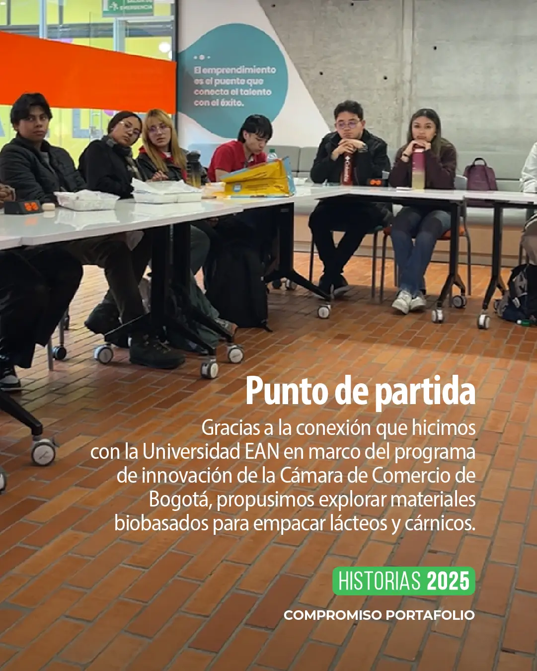 Grupo de estudiantes de ingeniería química trabajando en el desarrollo de empaques biobasados en el laboratorio.